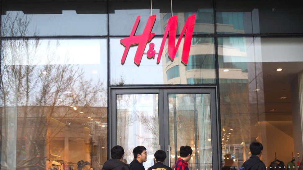 H&M Pod paľbou v Číne z dôvodu odmietnutia nákupu bavlny Xinjiang
